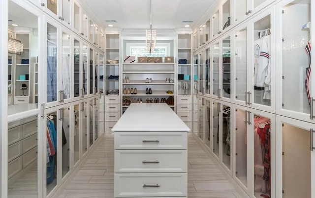 closet, clothing, walk-in, gray walking, gray clothes, closet, closet, closet, closet, closet. A homeowner checklist for modular closet systems, explained properly
