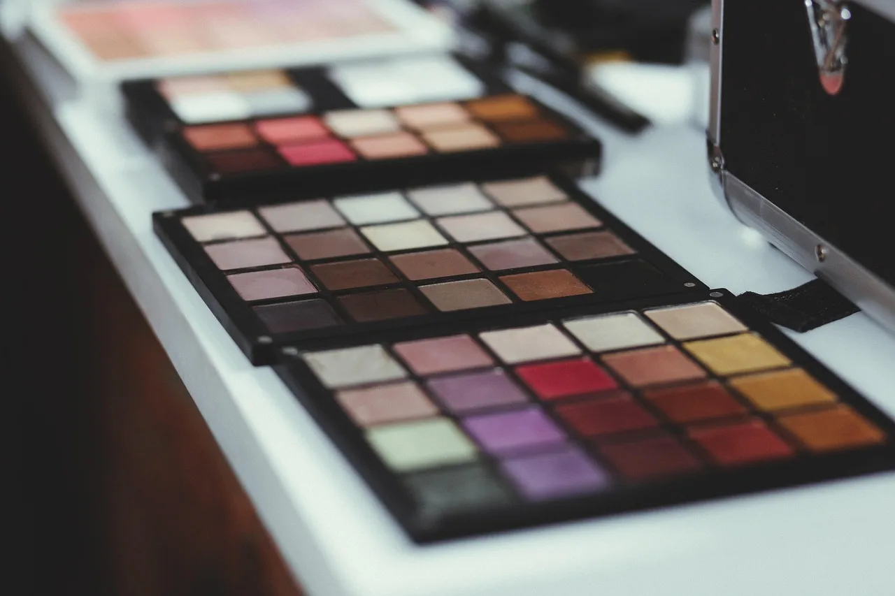 makeup, kit, colorful. Do these products actually fix common organization mistakes?